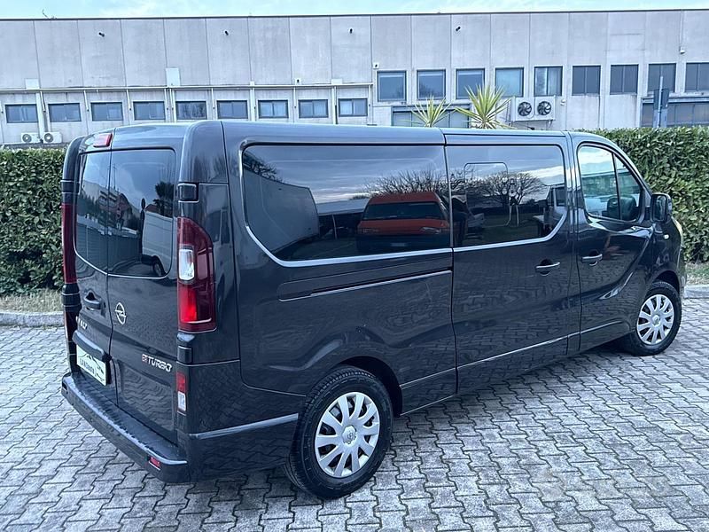 Usata Opel Vivaro 145 CV (106 kW) 2015 Nero Monovolume