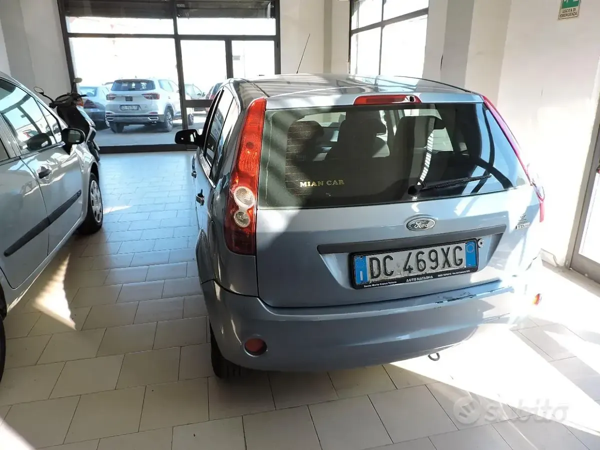 Usata Ford Fiesta 68 CV (50 kW) 2006 Blu Utilitaria