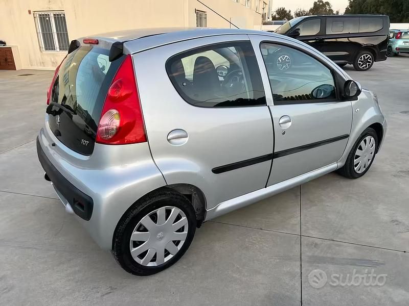 Usata Peugeot 107 68 CV (50 kW) 2010 Grigio Utilitaria
