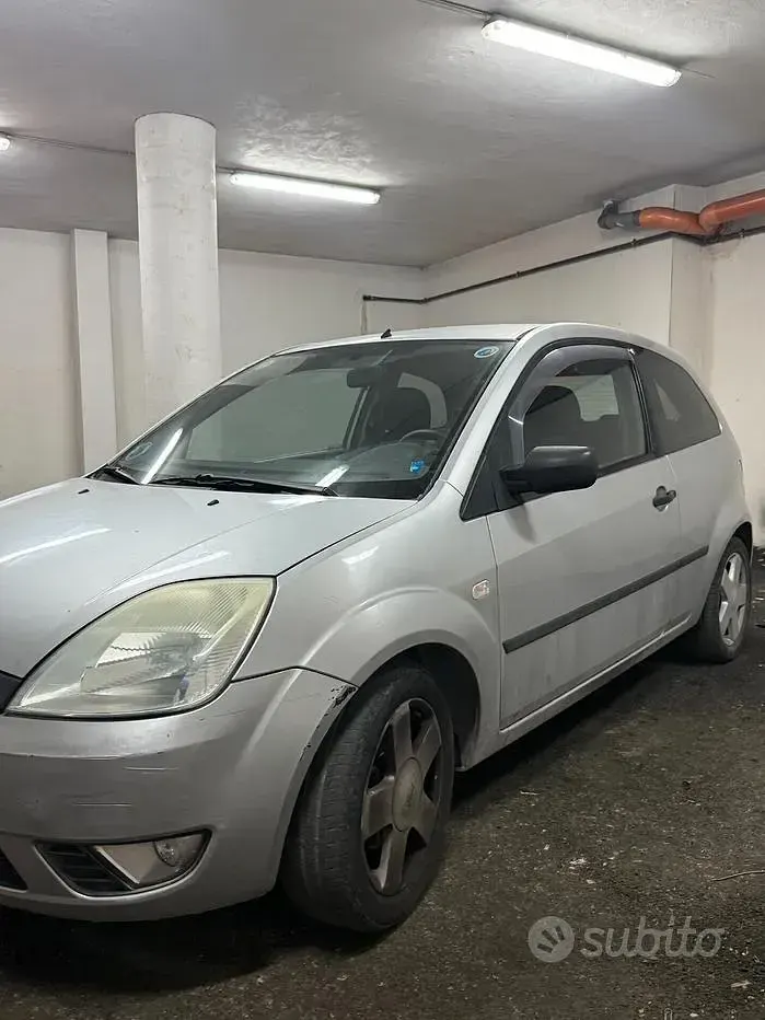 Usata Ford Fiesta 80 CV (58 kW) 2003 Grigio Utilitaria
