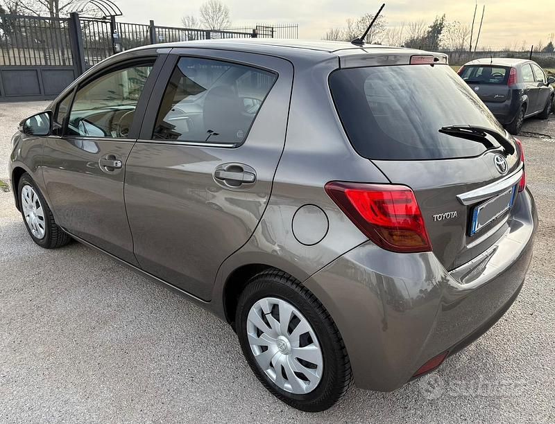 Usata Toyota Yaris 90 CV (66 kW) 2016 Grigio Utilitaria