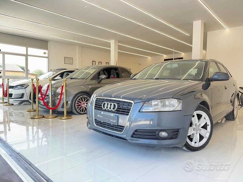 Grigio Usata 2010 Audi A3 Attraction Tre volumi | 6900 € (Buon prezzo) - Immagine 1/4
