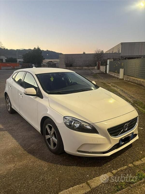 Usata Volvo V40 Kinetic 114 CV (83 kW) 2013 Bianco Berlina