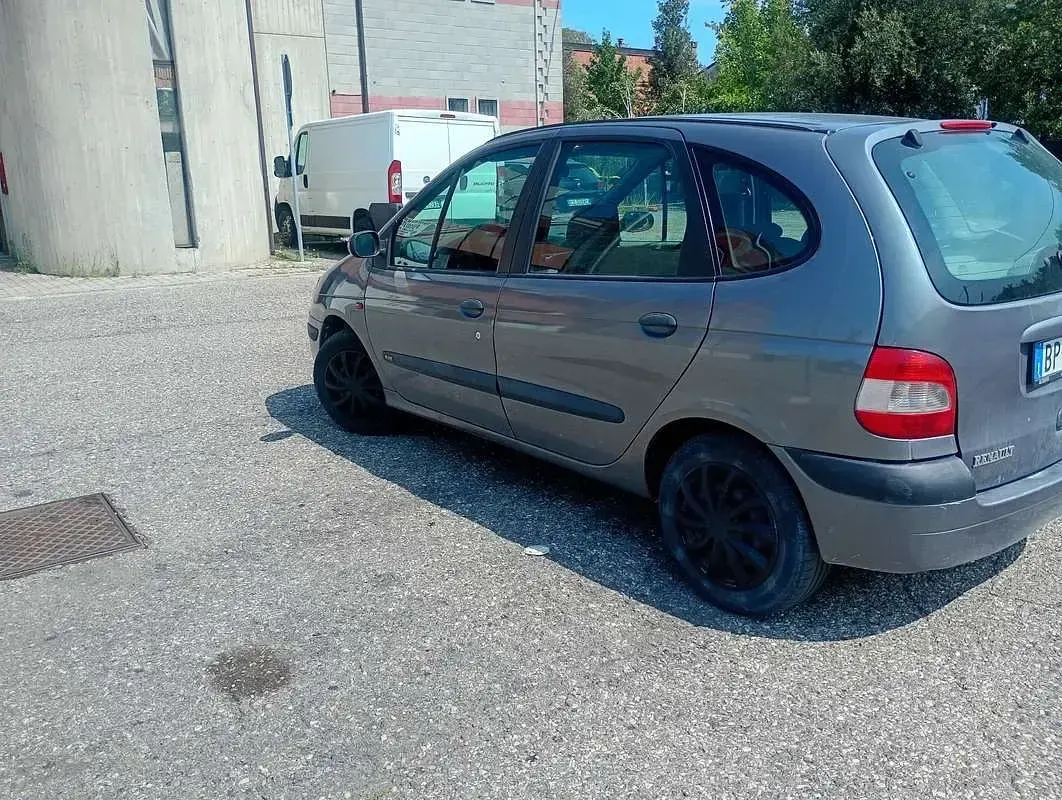 Usata Renault Scénic 107 CV (78 kW) 2001 Monovolume