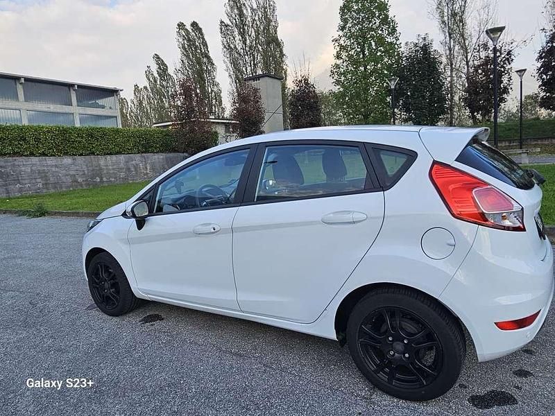 Usata Ford Fiesta 60 CV (44 kW) 2014 Bianco Utilitaria