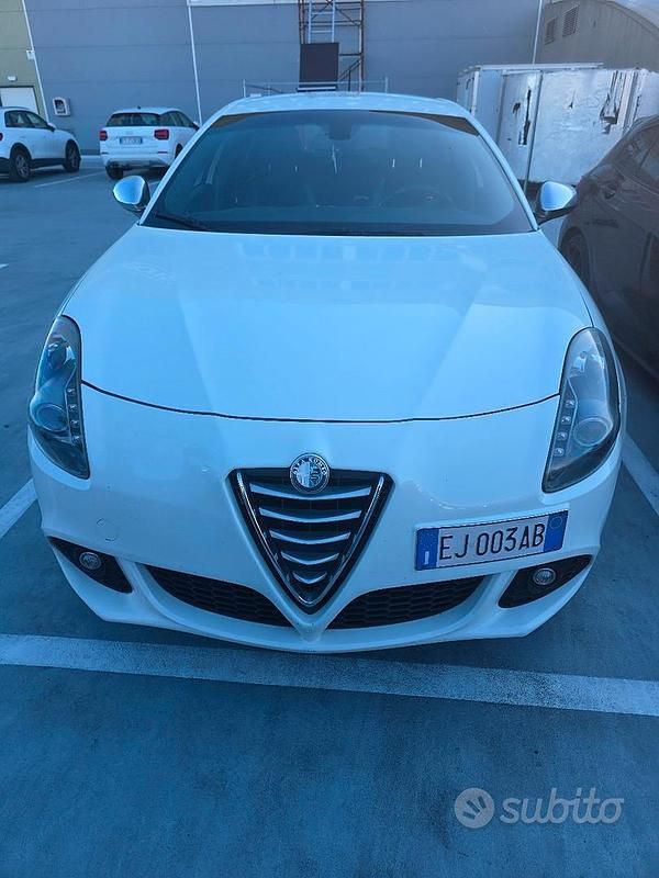Usata Alfa Romeo Giulietta Exclusive 140 CV (102 kW) 2011 Bianco Utilitaria