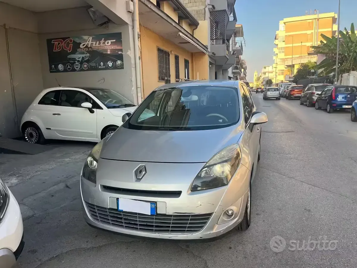 Usata Renault Scénic III Dynamique 130 CV (95 kW) 2010 Grigio Monovolume