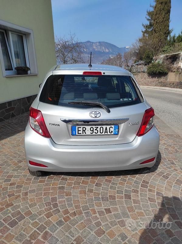 Usata Toyota Yaris Active 90 CV (66 kW) 2013 Grigio Utilitaria