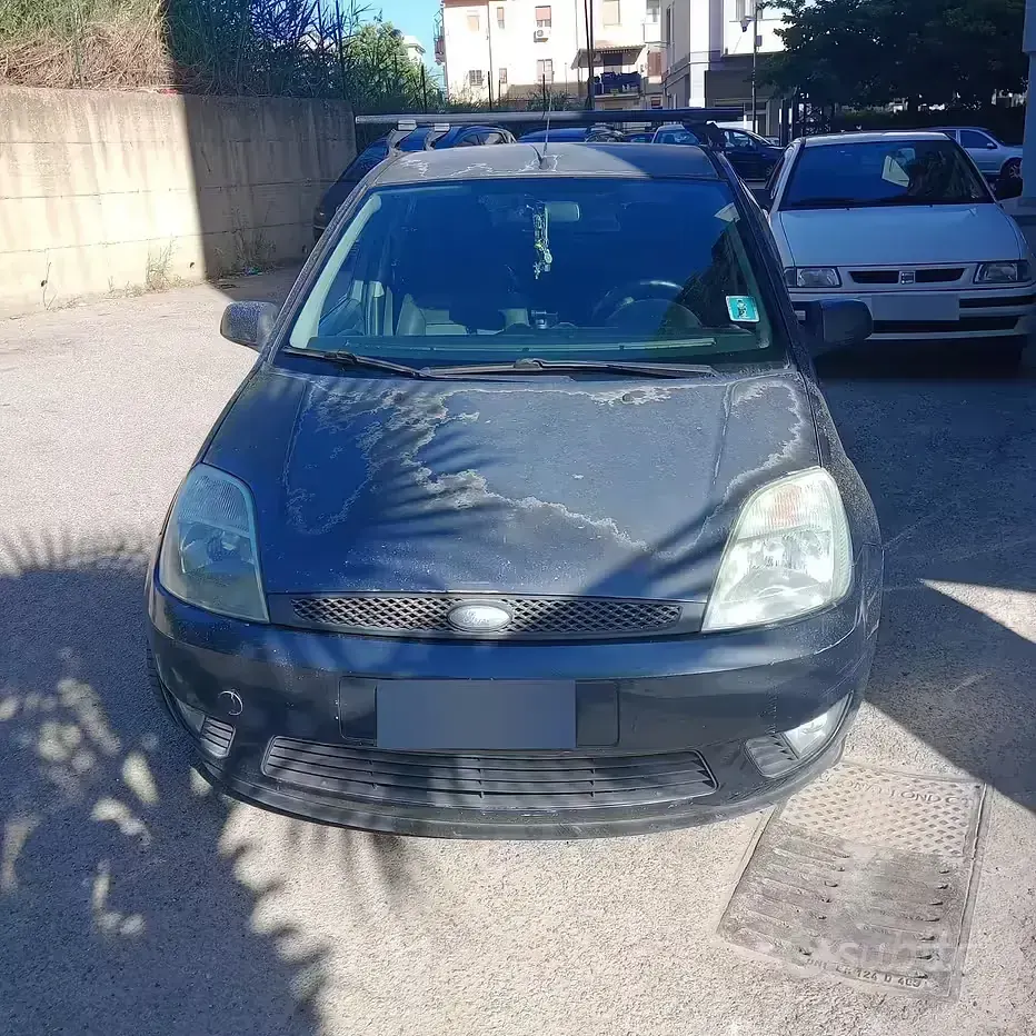 Usata Ford Fiesta 68 CV (50 kW) 2005 Grigio Utilitaria