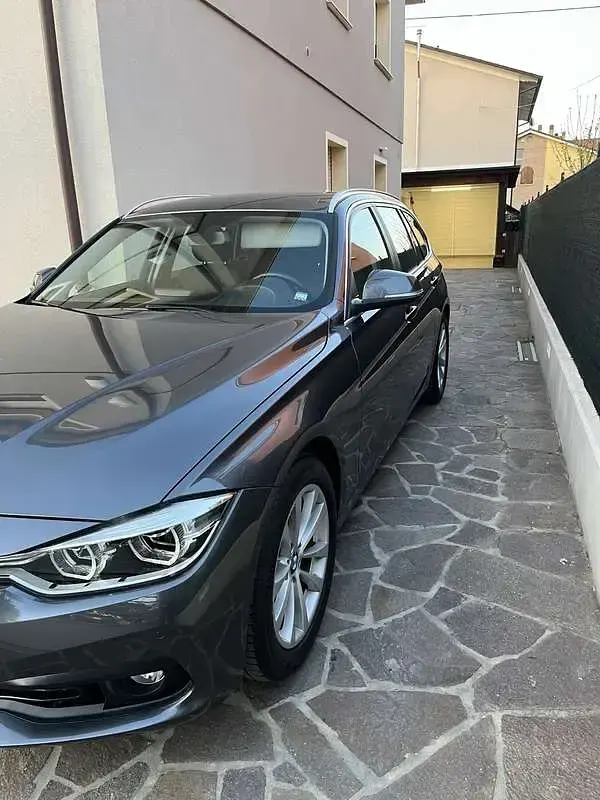 Usado BMW 318 Luxury Line 136 CV (100 kW) 2019 Gris Familiar