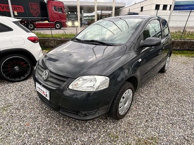 Begagnad VW Fox 70 HK (51 kW) 2008 Grå Halvkombi