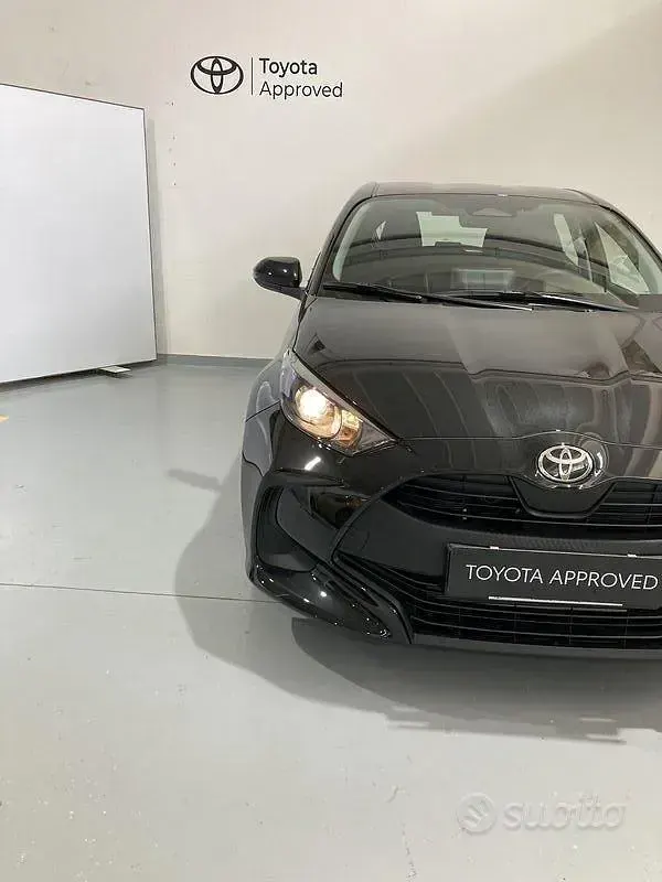 Nuova Toyota Yaris Hybrid Active 100 CV (73 kW) 2026 Nero Berlina