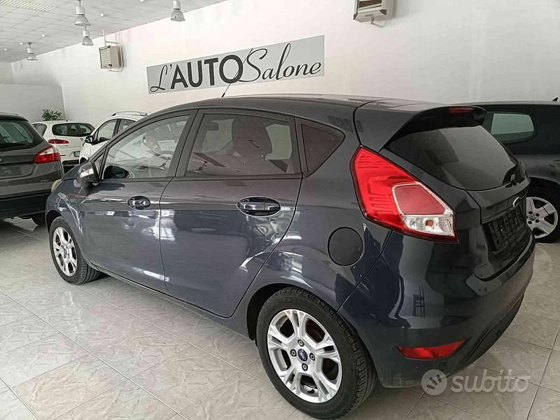 Grigio Usata 2014 Ford Fiesta Due volumi | 6900 € (Buon prezzo) - Immagine 1/4