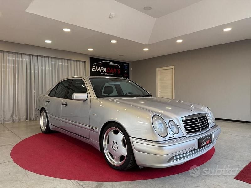 Usata Mercedes E55 AMG AMG 354 CV (260 kW) 1998 Argento Berlina
