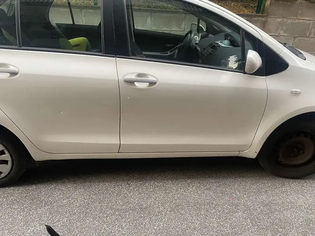 Usata Toyota Yaris Sol 69 CV (50 kW) 2011 Bianco Utilitaria