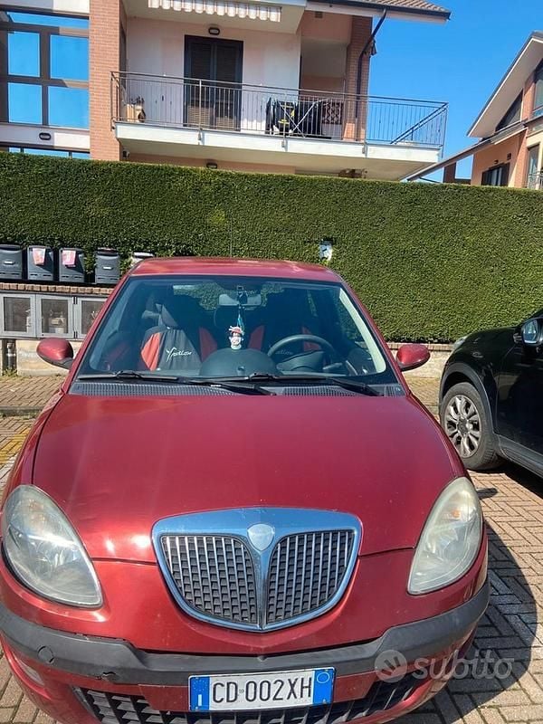 Usata Lancia Ypsilon 80 CV (58 kW) 2004 Rosso Utilitaria