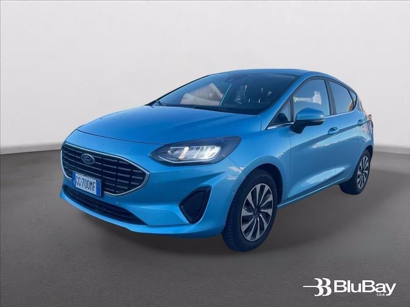 Celeste metallizzato Usata 2022 Ford Fiesta Titanium Due volumi | 11.900 € (Buon prezzo) - Immagine 1/4