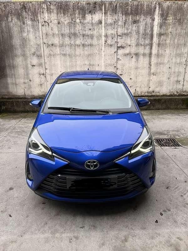 Usata 2019 Toyota Yaris Hybrid Tre volumi | 14.500 € (Buon prezzo) - Immagine 1/4