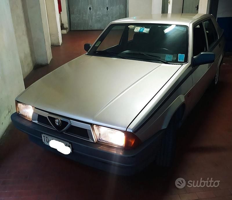 Usata Alfa Romeo 75 110 CV (80 kW) 1989 Argento Berlina