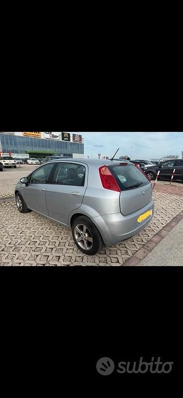 Usata Fiat Grande Punto Emotion 120 CV (88 kW) 2007 Grigio Utilitaria