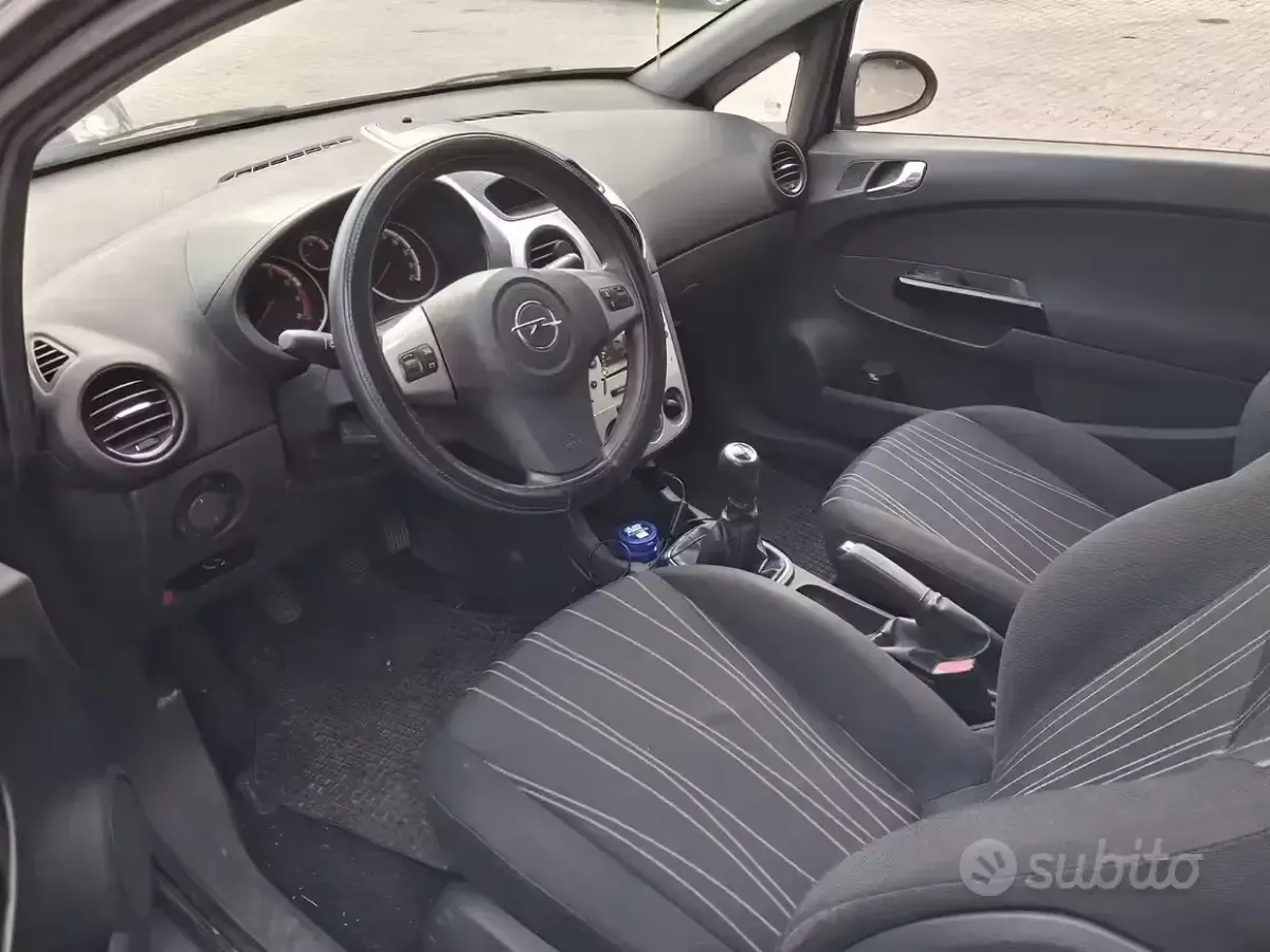 Usata Opel Corsa 65 CV (47 kW) 2010 Utilitaria