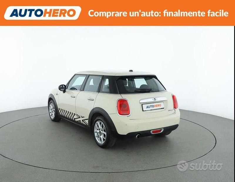 Begagnad Mini ONE 95 HK (69 kW) 2017 Vit Halvkombi