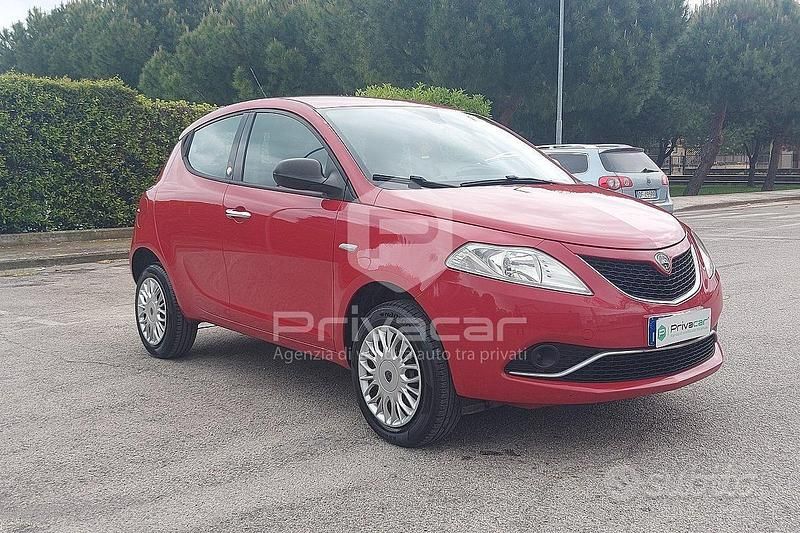 Usata Lancia Ypsilon Platinum 85 CV (62 kW) 2016 Rosso Utilitaria