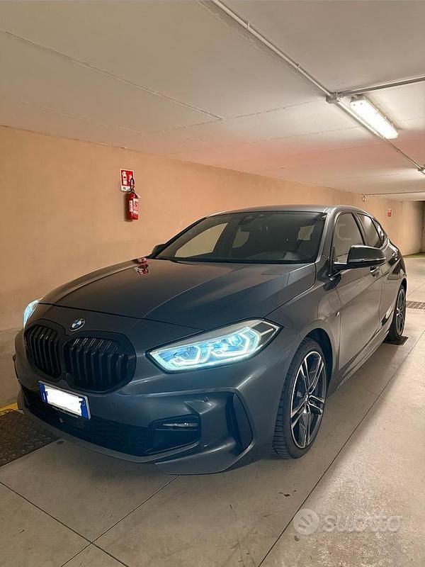 Grigio Usata 2021 BMW 118 M Sport Due volumi | 25.500 € - Immagine 1/4