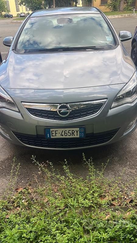 Usata 2010 Opel Astra Tre volumi | 3590 € (Ottimo prezzo) - Immagine 1/4