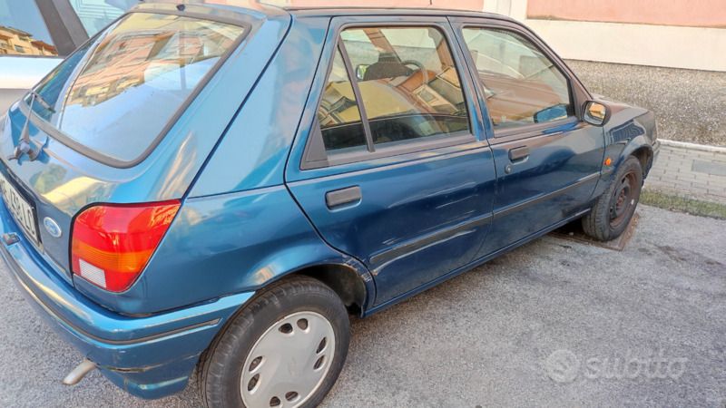 Usata Ford Fiesta 49 CV (36 kW) 1995 Blu Utilitaria