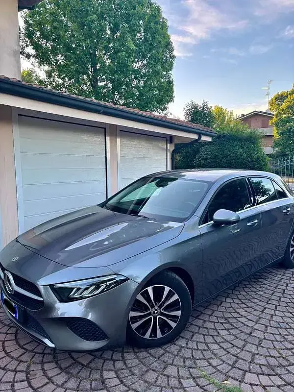 Usata Mercedes A180 Business 116 CV (85 kW) 2024 Grigio Berlina