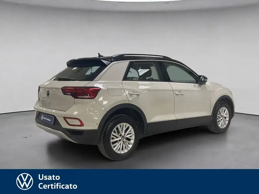 Usata VW T-Roc Life 110 CV (80 kW) 2023 Grigio / pastello SUV