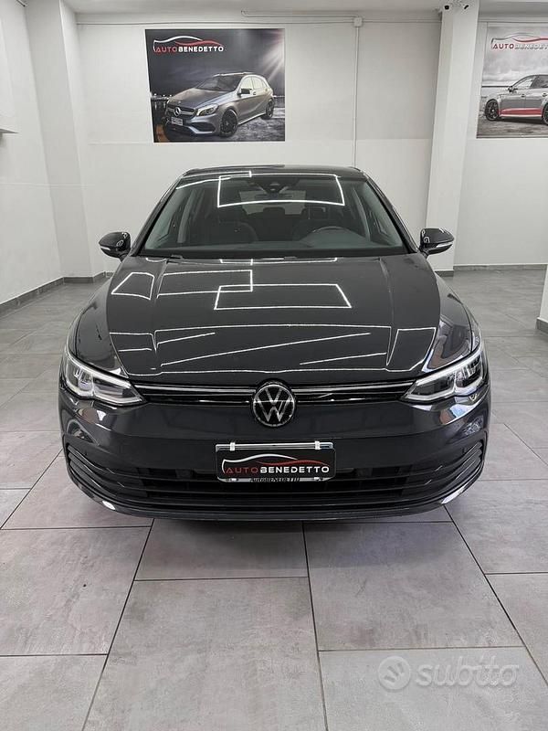 Usata VW Golf VIII Life 116 CV (85 kW) 2022 Grigio Berlina