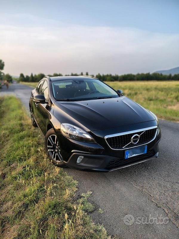 Usata Volvo V40 CC 120 CV (88 kW) 2018 Nero Station wagon