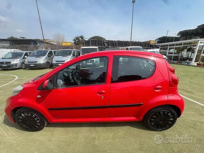 Usata Peugeot 107 68 CV (50 kW) 2011 Rosso Utilitaria