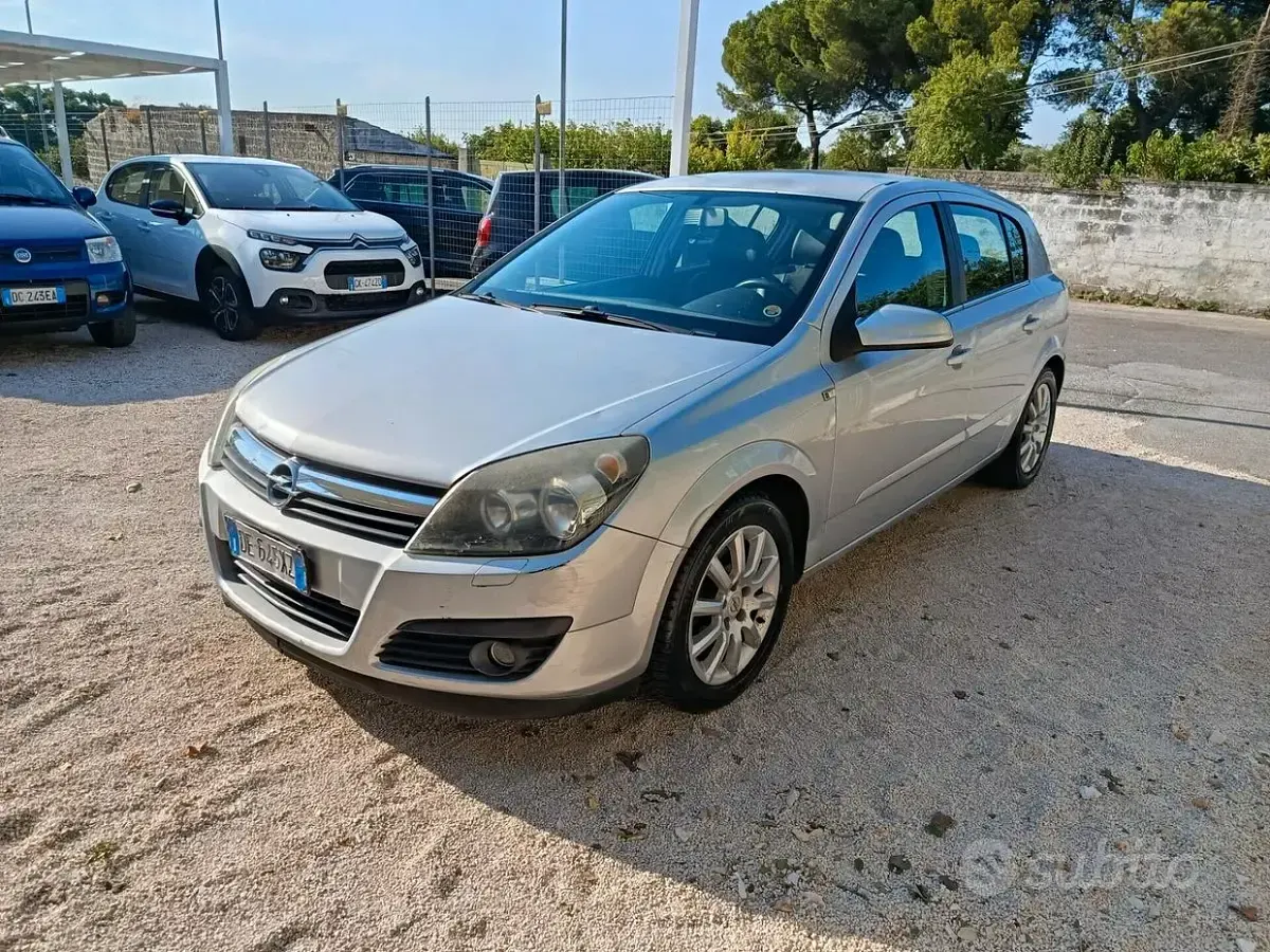 Usata Opel Astra Enjoy 101 CV (74 kW) 2007 Grigio Berlina