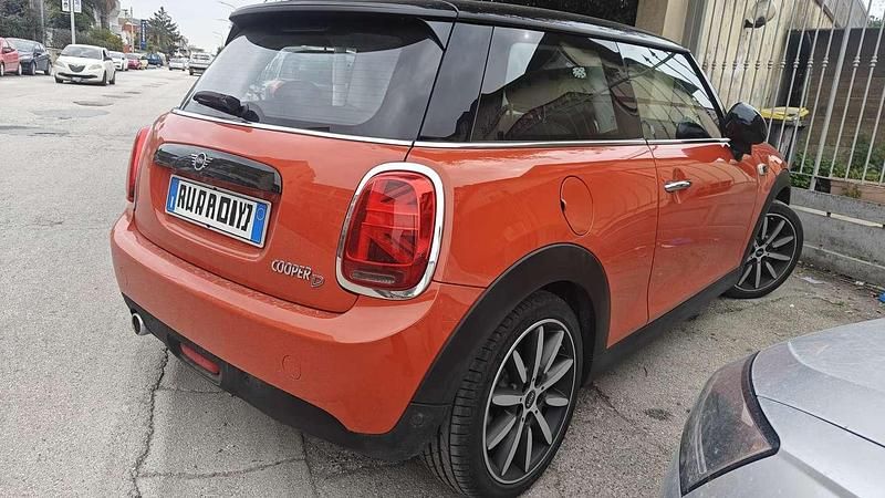 Usata Mini Cooper D 116 CV (85 kW) 2019 Arancione Utilitaria