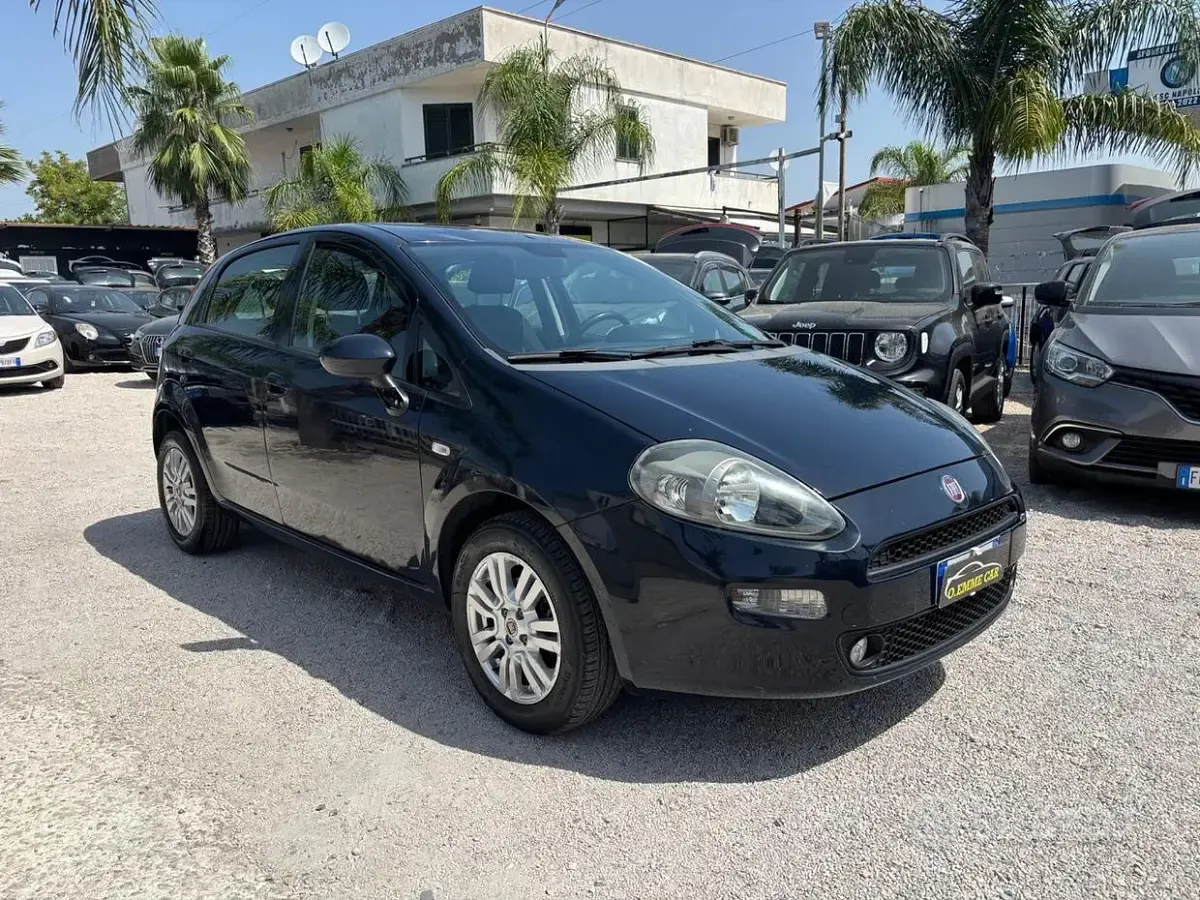 Usata Fiat Punto Lounge 77 CV (56 kW) 2017 Bluazzurro Utilitaria