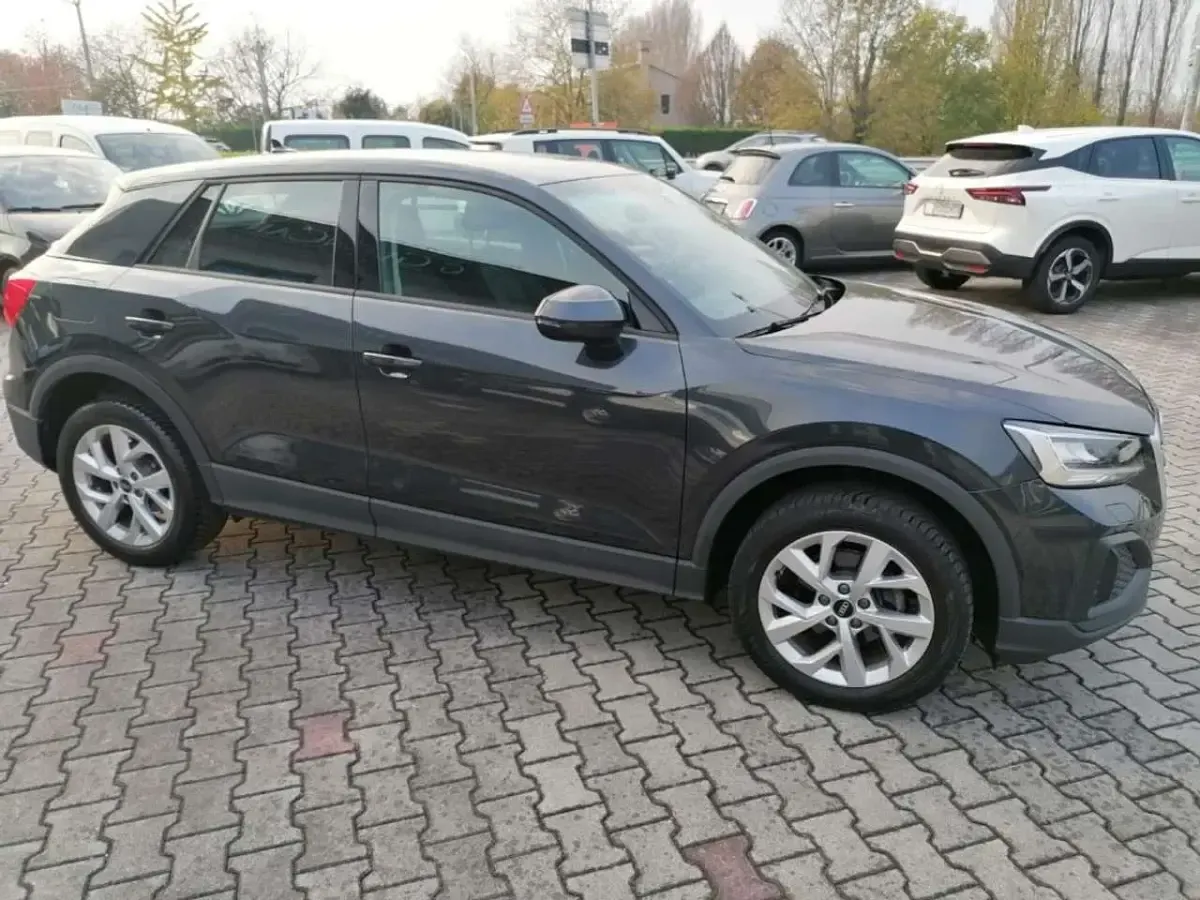 Usata Audi Q2 110 CV (80 kW) 2023 Grigio scuro SUV