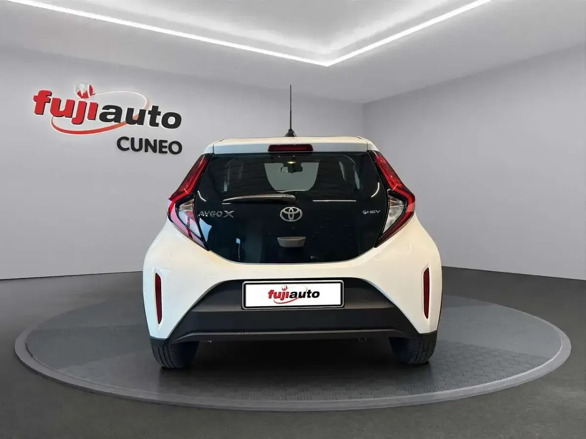 Nuova Toyota Aygo X 116 CV (85 kW) 2026 Super white SUV
