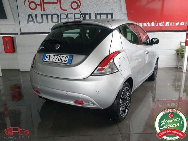 Usata Lancia Ypsilon Gold 69 CV (50 kW) 2019 Argento Utilitaria