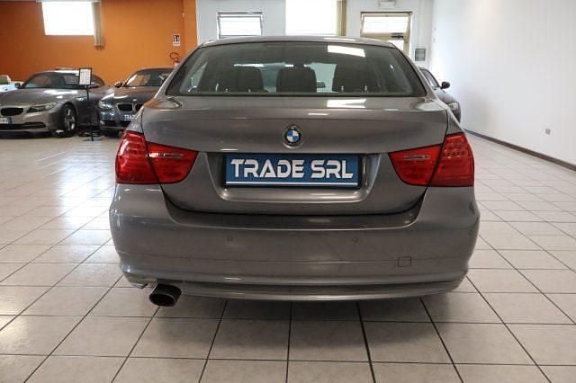 Usata BMW 318 143 CV (105 kW) 2010 Grigio scuro Berlina