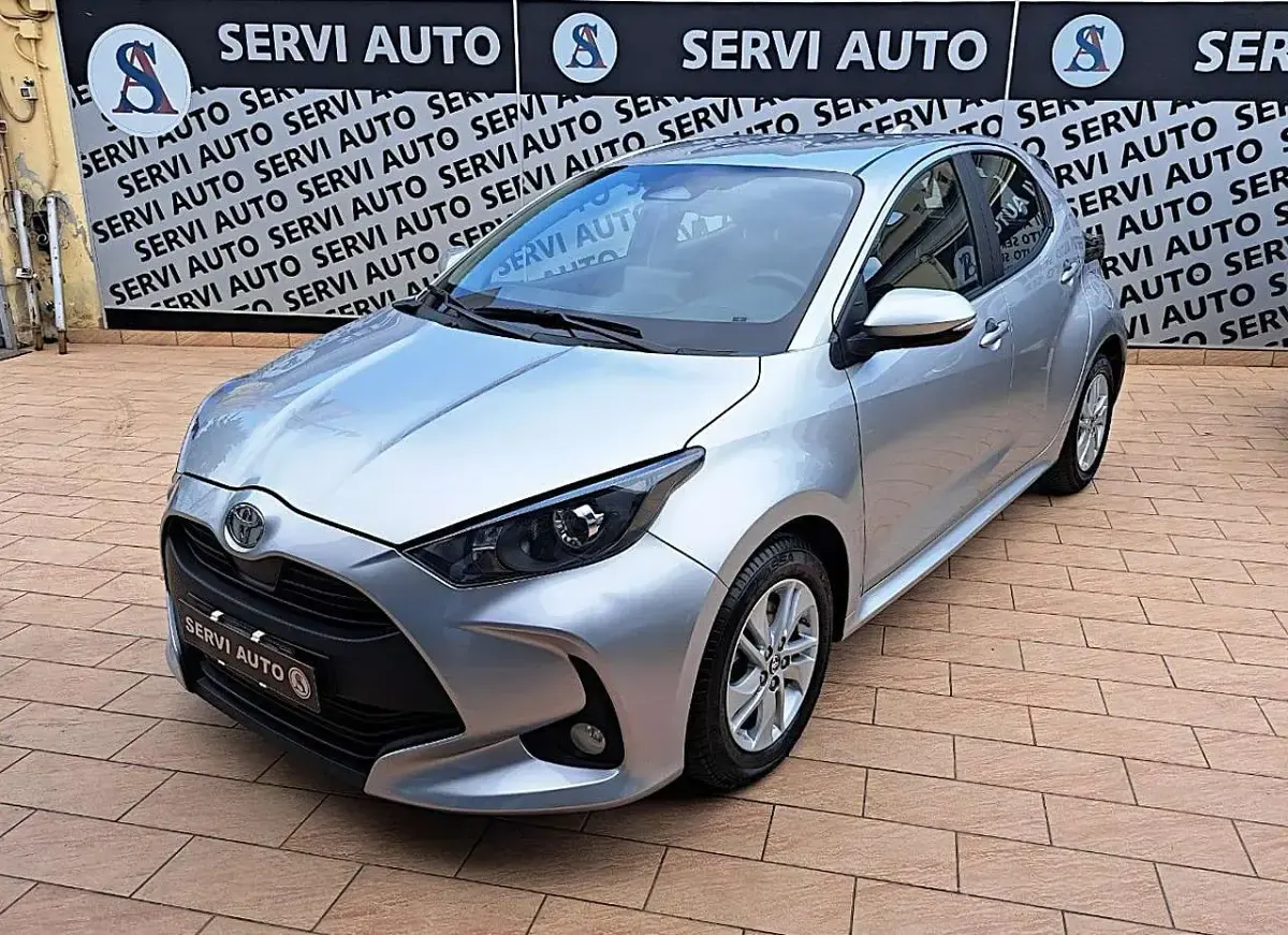 Usata Toyota Yaris Hybrid Active 116 CV (85 kW) 2024 Argento Berlina