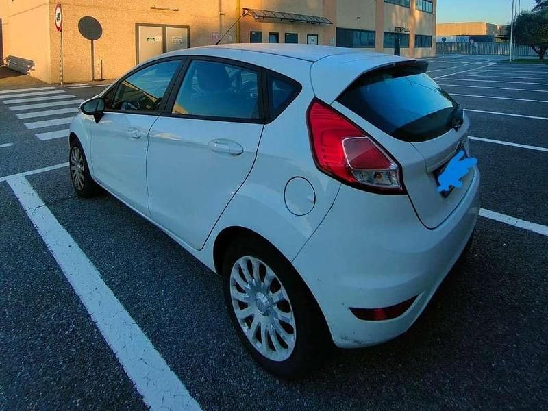 Usata Ford Fiesta 95 CV (69 kW) 2014 Bianco Berlina