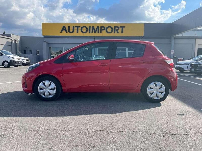 Usata Toyota Yaris Cool 72 CV (52 kW) 2019 Rosso Berlina