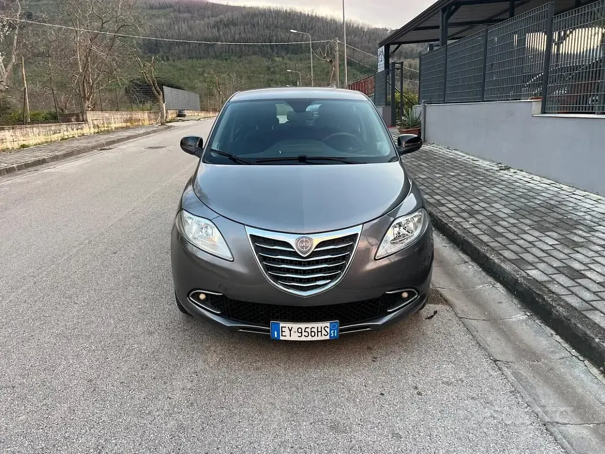 Usata Lancia Ypsilon Gold 69 CV (50 kW) 2015 Grigio Utilitaria