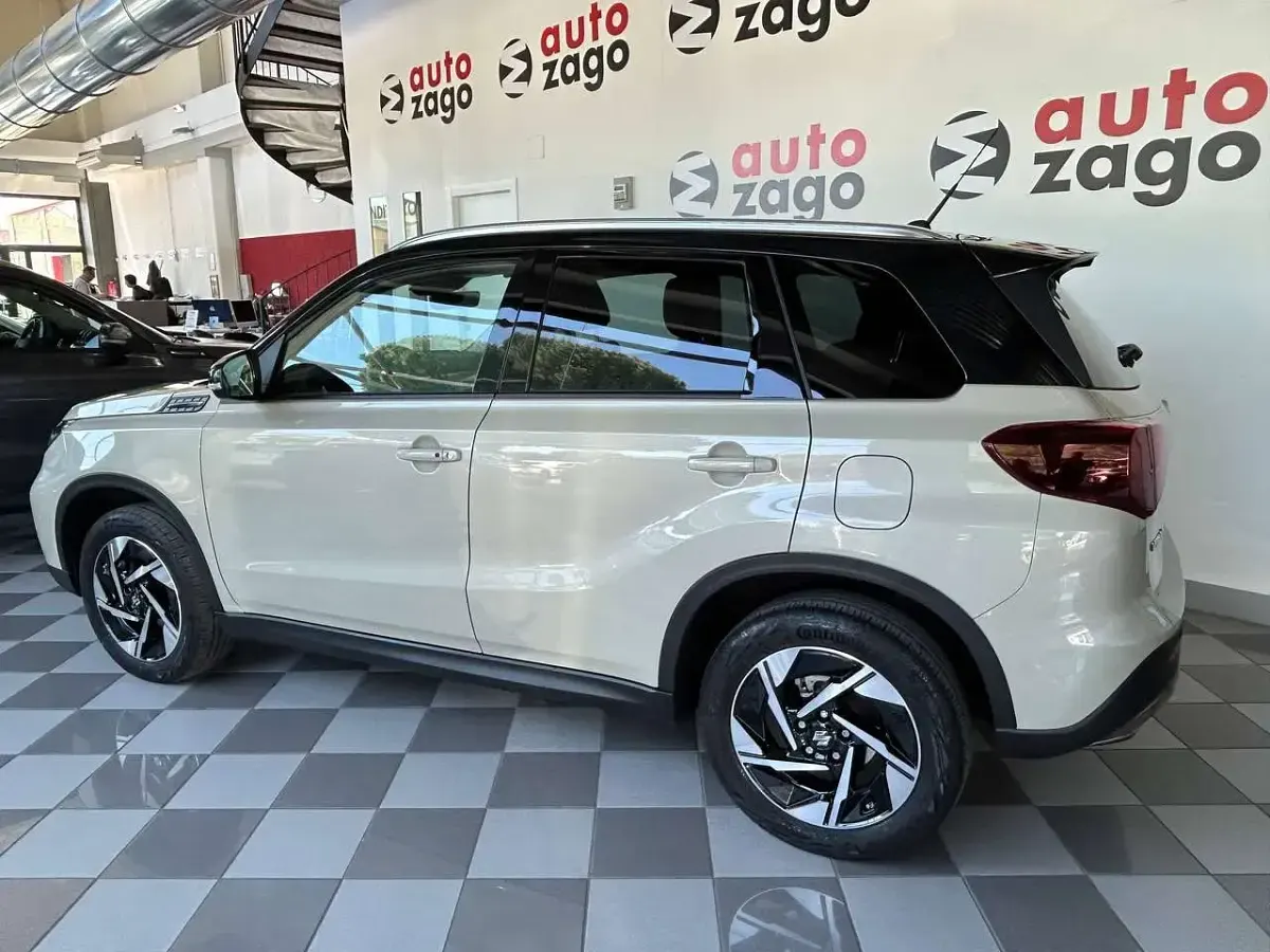 Usata Suzuki Vitara 110 CV (80 kW) 2025 Avorio africa / tetto nero SUV