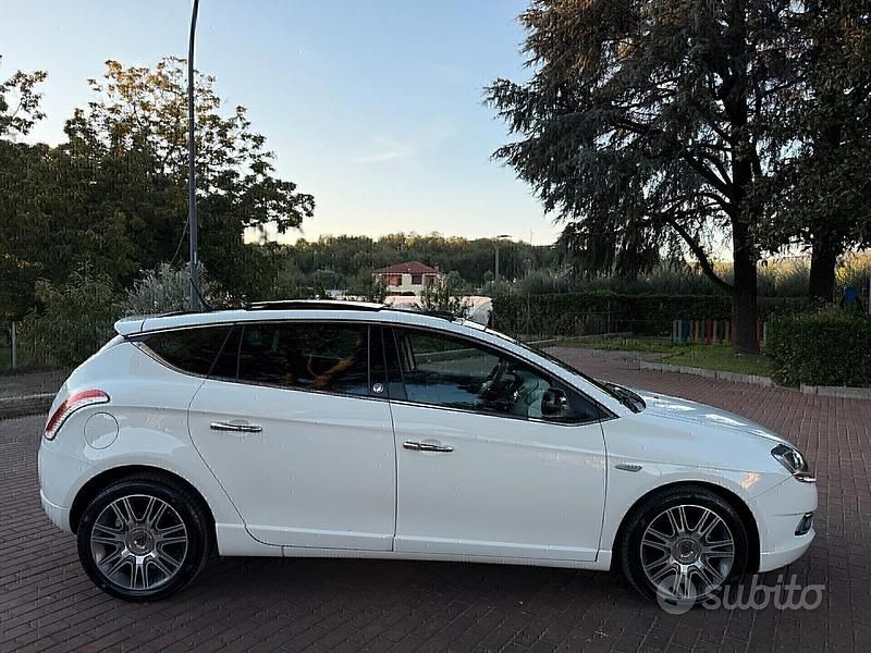 Usata Lancia Delta Gold 120 CV (88 kW) 2014 Bianco Utilitaria