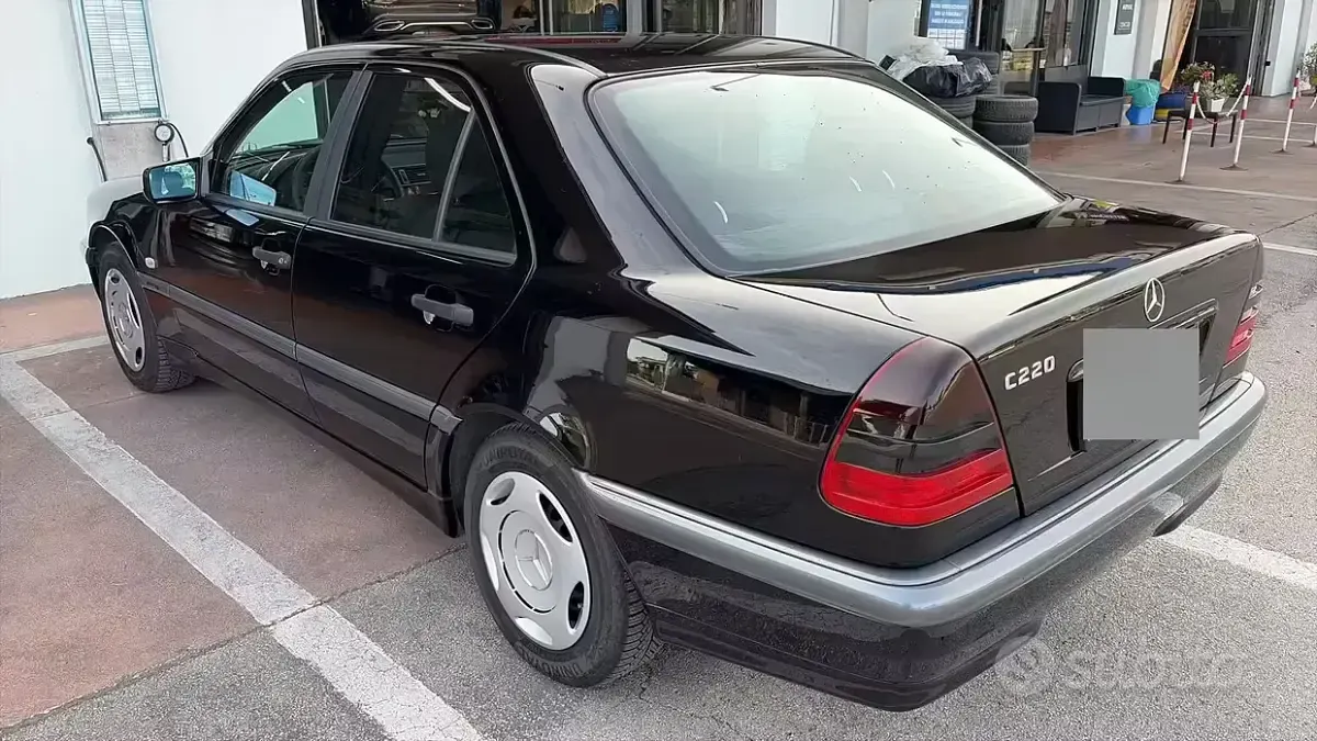 Usata Mercedes C220 95 CV (69 kW) 1998 Nero Berlina