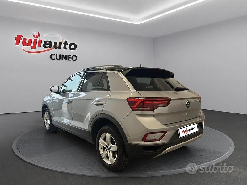 Usata VW T-Roc Life 204 CV (150 kW) 2022 Grigio chiaro e nero SUV